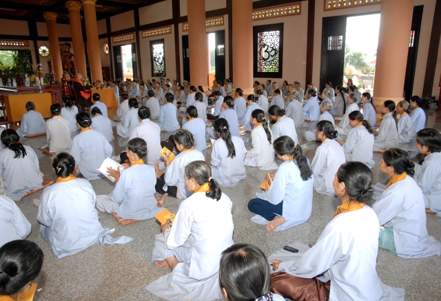 Quỹ Đạo Phật Ngày Nay: Tặng quà cho học sinh nghèo tại Kon Tum