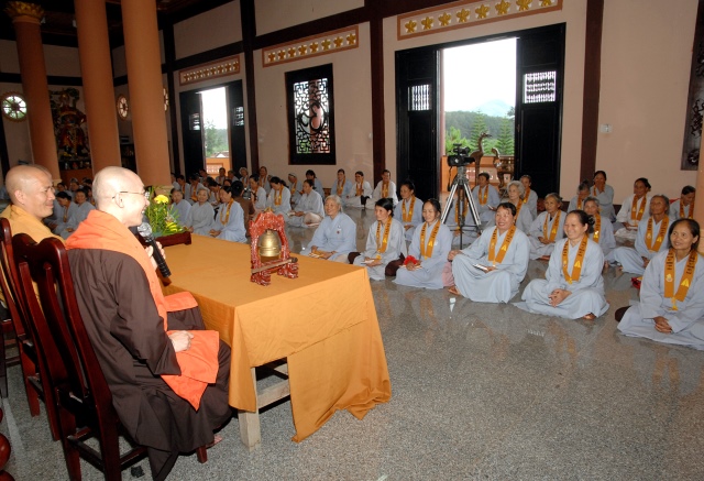 Quỹ Đạo Phật Ngày Nay: Tặng quà cho học sinh nghèo tại Kon Tum