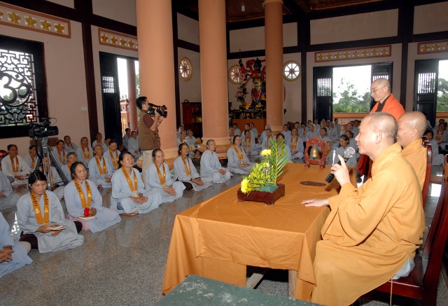 Quỹ Đạo Phật Ngày Nay: Tặng quà cho học sinh nghèo tại Kon Tum