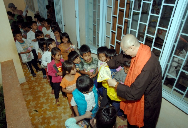Quỹ Đạo Phật Ngày Nay: Tặng quà cho học sinh nghèo tại Kon Tum