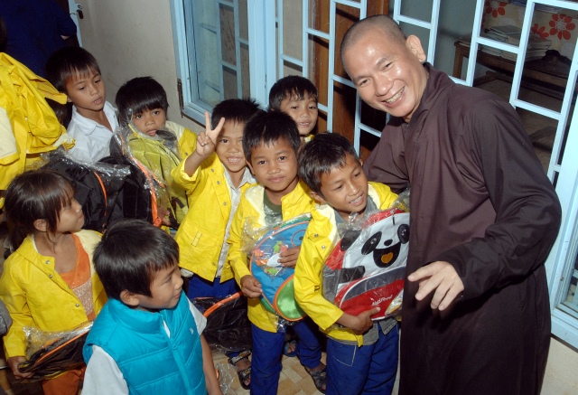 Quỹ Đạo Phật Ngày Nay: Tặng quà cho học sinh nghèo tại Kon Tum