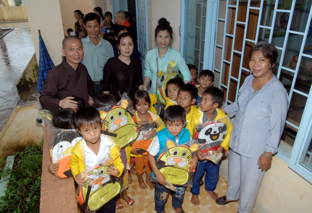 Quỹ Đạo Phật Ngày Nay: Tặng quà cho học sinh nghèo tại Kon Tum