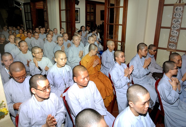 Quỹ Đạo Phật Ngày Nay: Trao tặng Học Bổng cho các Tăng Ni sinh niên khóa 2014-2015