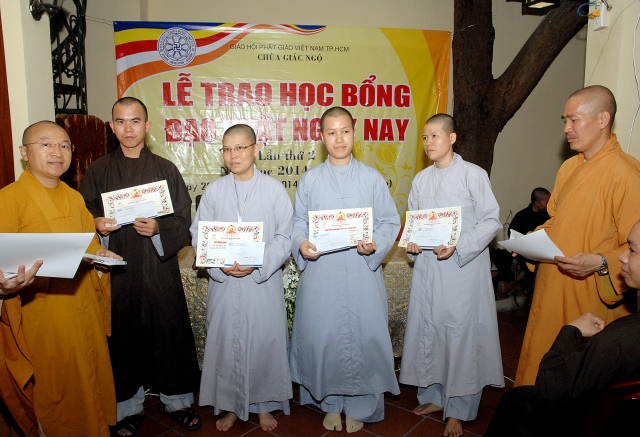 Quỹ Đạo Phật Ngày Nay: Trao tặng Học Bổng cho các Tăng Ni sinh niên khóa 2014-2015