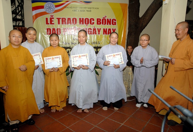 Quỹ Đạo Phật Ngày Nay: Trao tặng Học Bổng cho các Tăng Ni sinh niên khóa 2014-2015