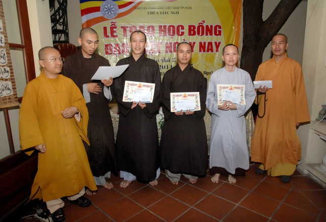 Quỹ Đạo Phật Ngày Nay: Trao tặng Học Bổng cho các Tăng Ni sinh niên khóa 2014-2015
