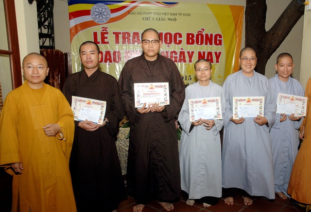 Quỹ Đạo Phật Ngày Nay: Trao tặng Học Bổng cho các Tăng Ni sinh niên khóa 2014-2015