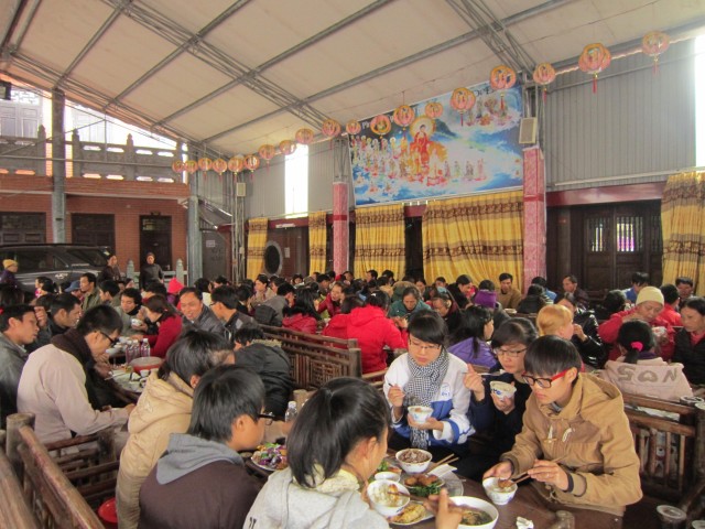 Thái Bình: Gần 200 người khuyết tật về chùa Từ Xuyên dự khóa tu