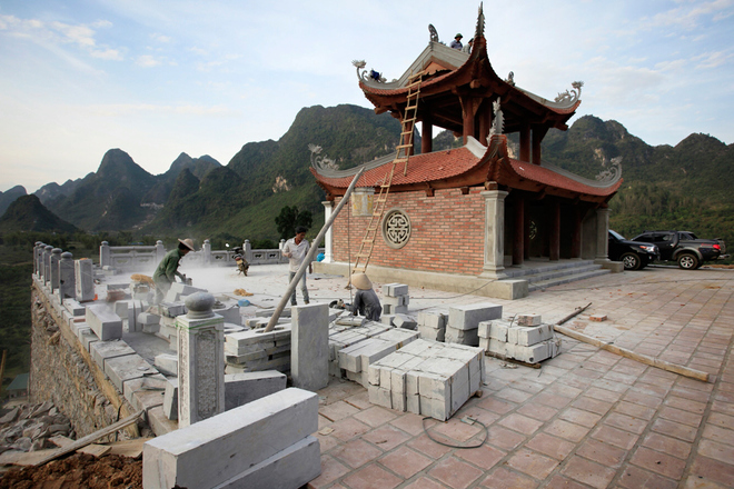 Ngôi chùa bên thác Bản Giốc