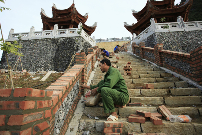 Ngôi chùa bên thác Bản Giốc