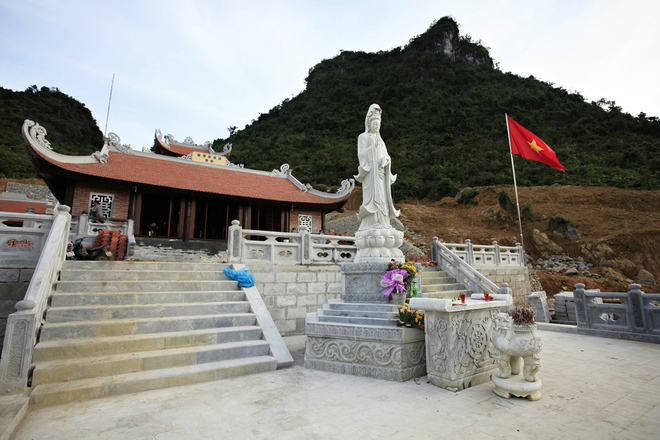 Ngôi chùa bên thác Bản Giốc