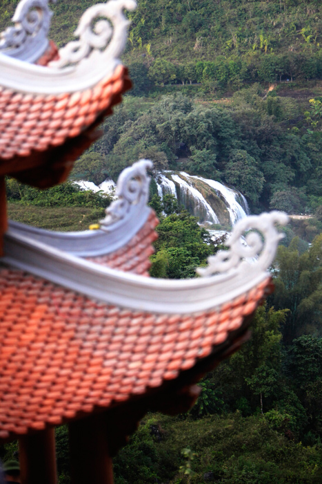 Ngôi chùa bên thác Bản Giốc