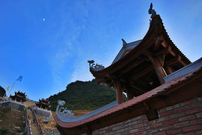 Ngôi chùa bên thác Bản Giốc