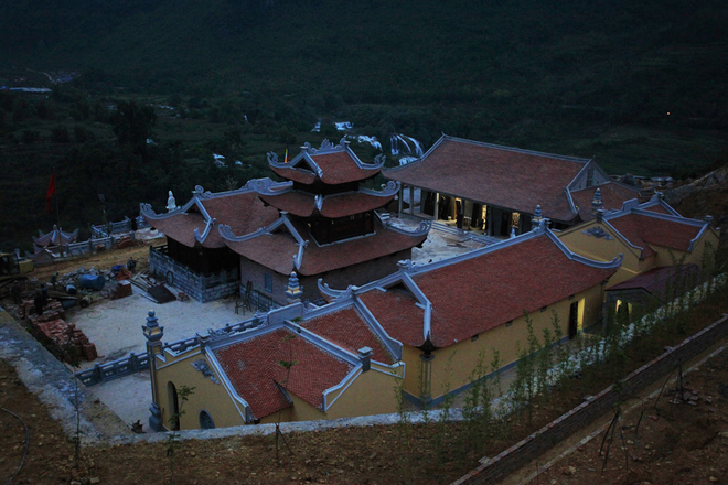 Ngôi chùa bên thác Bản Giốc