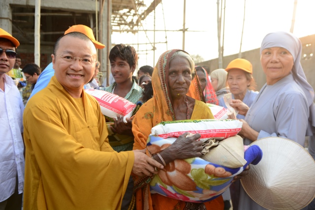 Quỹ từ thiện Đạo Phật Ngày Nay tặng học bổng và từ thiện tại Ấn Độ
