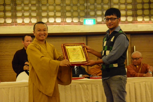 Quỹ từ thiện Đạo Phật Ngày Nay tặng học bổng và từ thiện tại Ấn Độ