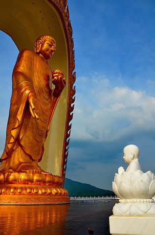 Trung Quốc Đông Lâm Tự Tượng Phật A Di Đà mạ vàng cao 48 mét
