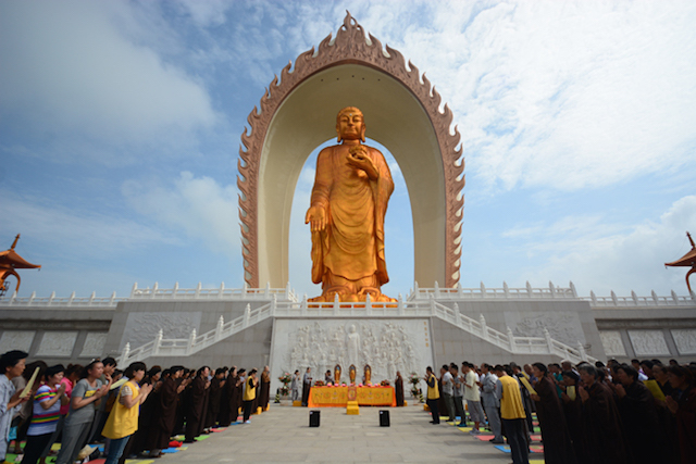 Trung Quốc Đông Lâm Tự Tượng Phật A Di Đà mạ vàng cao 48 mét