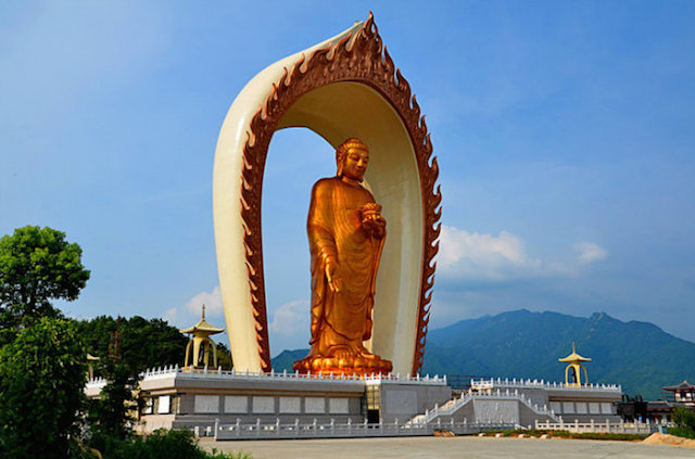 Trung Quốc Đông Lâm Tự Tượng Phật A Di Đà mạ vàng cao 48 mét