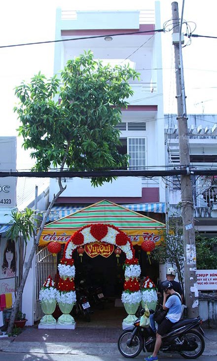 Thủy Tiên - Công Vinh đọc kinh cầu hạnh phúc