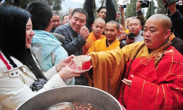 Trung Quốc: Trụ trì Thiếu Lâm Tự vận động duy trì phát triển truyền thống Cháo Bát Lạp Kỷ niệm ngày đức Thích Ca thành đạo