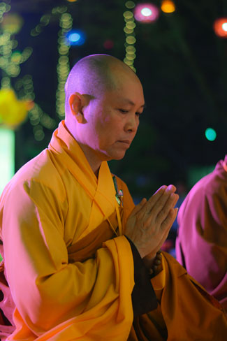 Ấn tượng đêm hoa đăng vía Phật A Di Đà tại chùa Hoằng Pháp