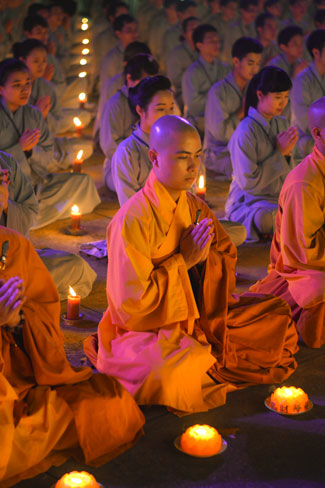Ấn tượng đêm hoa đăng vía Phật A Di Đà tại chùa Hoằng Pháp