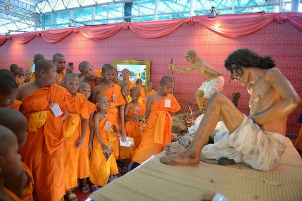 Thái Lan: Hình ảnh Lễ Truyền trao Giới pháp tại Tu viện Wat Phra Dhammakaya