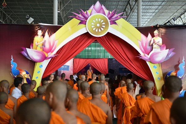 Thái Lan: Hình ảnh Lễ Truyền trao Giới pháp tại Tu viện Wat Phra Dhammakaya