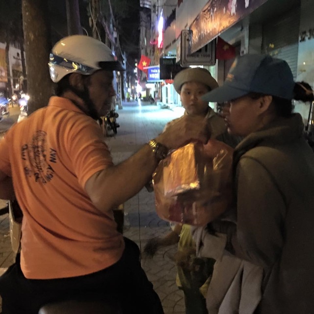 Di Lặc du xuân - Ấm áp những sẻ chia trong đêm giao thừa