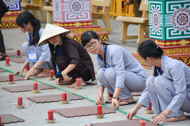 Ấn tượng đêm hoa đăng vía Phật A Di Đà tại chùa Hoằng Pháp
