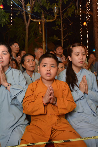 Ấn tượng đêm hoa đăng vía Phật A Di Đà tại chùa Hoằng Pháp