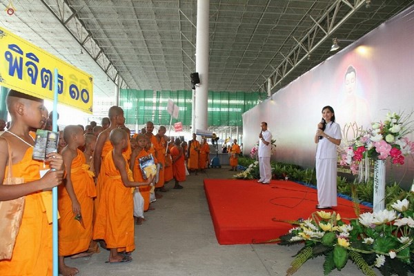 Thái Lan: Hình ảnh Lễ Truyền trao Giới pháp tại Tu viện Wat Phra Dhammakaya