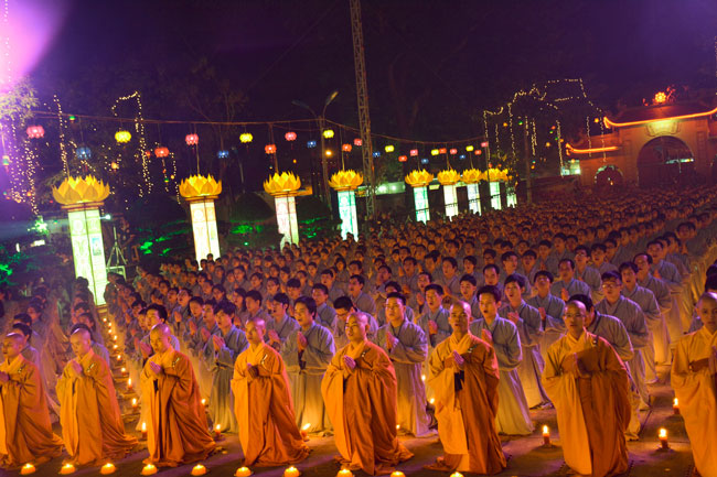 Ấn tượng đêm hoa đăng vía Phật A Di Đà tại chùa Hoằng Pháp