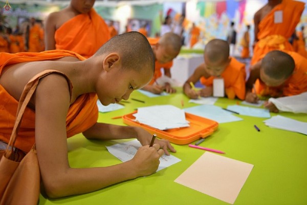 Thái Lan: Hình ảnh Lễ Truyền trao Giới pháp tại Tu viện Wat Phra Dhammakaya