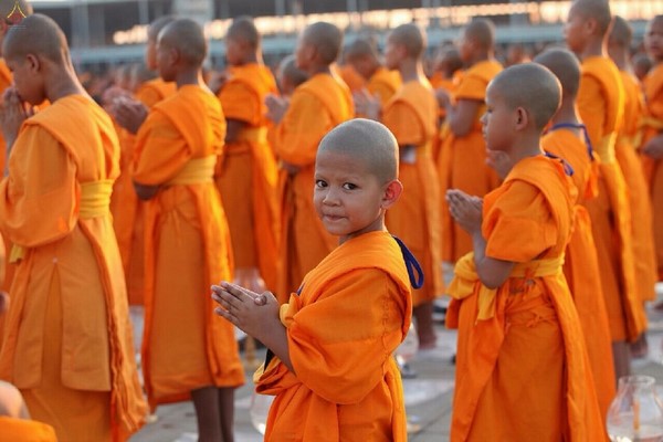 Thái Lan: Hình ảnh Lễ Truyền trao Giới pháp tại Tu viện Wat Phra Dhammakaya