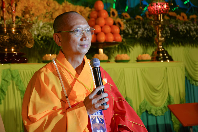 Ấn tượng đêm hoa đăng vía Phật A Di Đà tại chùa Hoằng Pháp