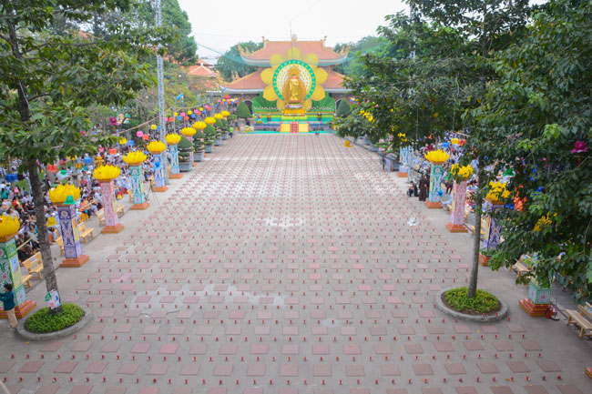 Ấn tượng đêm hoa đăng vía Phật A Di Đà tại chùa Hoằng Pháp