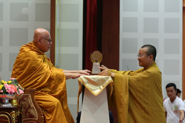 TT. Thích Nhật Từ nhận giải thưởng &quot;Lãnh Đạo Xuất Sắc Phật Giáo Thế Giới&quot; tại Thái Lan