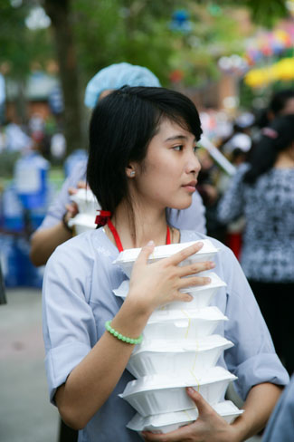 Ấn tượng đêm hoa đăng vía Phật A Di Đà tại chùa Hoằng Pháp