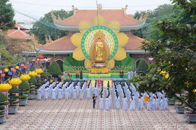 Ấn tượng đêm hoa đăng vía Phật A Di Đà tại chùa Hoằng Pháp