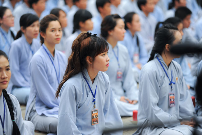 Ấn tượng đêm hoa đăng vía Phật A Di Đà tại chùa Hoằng Pháp