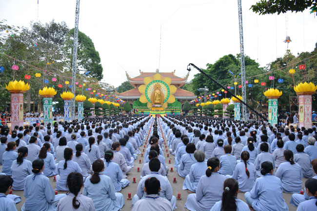 Ấn tượng đêm hoa đăng vía Phật A Di Đà tại chùa Hoằng Pháp