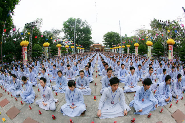 Ấn tượng đêm hoa đăng vía Phật A Di Đà tại chùa Hoằng Pháp