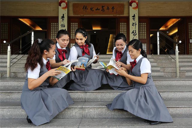 Philippine Đại học Quang Minh như ánh đuốc soi đường Thanh niên thất học  光明大學如燈炬點燃菲國失學青年希望