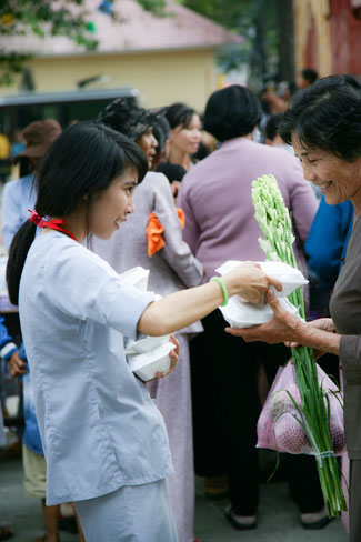 Ấn tượng đêm hoa đăng vía Phật A Di Đà tại chùa Hoằng Pháp