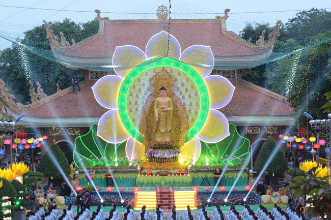 Ấn tượng đêm hoa đăng vía Phật A Di Đà tại chùa Hoằng Pháp