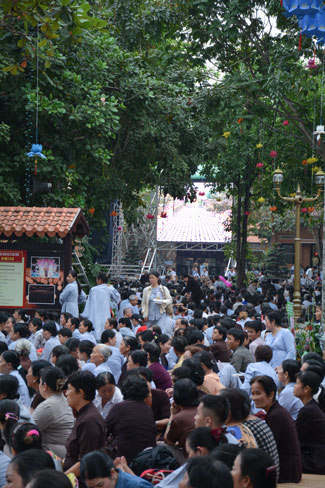 Ấn tượng đêm hoa đăng vía Phật A Di Đà tại chùa Hoằng Pháp
