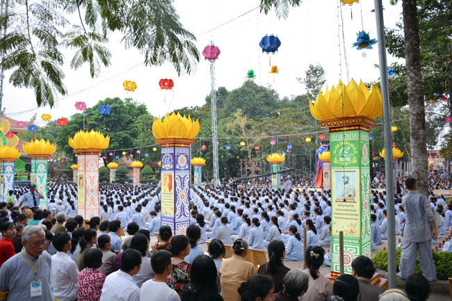 Ấn tượng đêm hoa đăng vía Phật A Di Đà tại chùa Hoằng Pháp