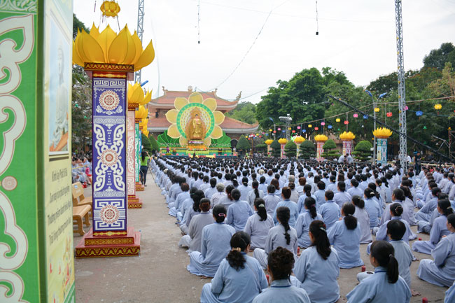 Ấn tượng đêm hoa đăng vía Phật A Di Đà tại chùa Hoằng Pháp